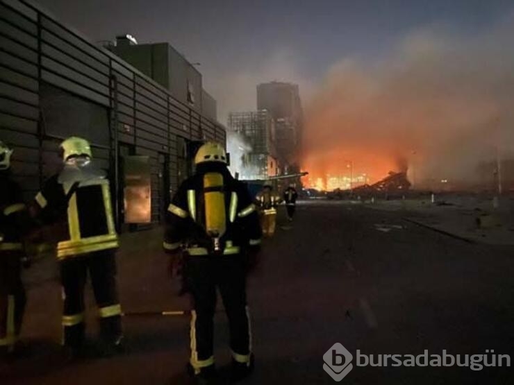 Kiev'de enkaz altında kalan siviller için zamanla yarış!