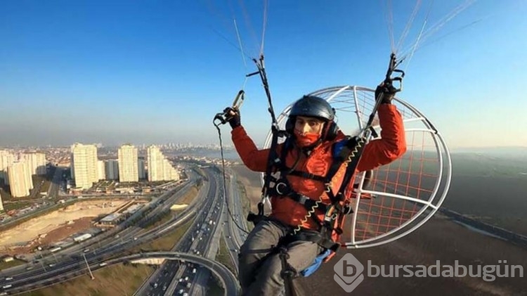 İstanbul'da paramotor uçuşunda havada telefon tamiri yaptı
