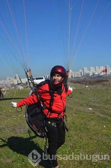 İstanbul'da paramotor uçuşunda havada telefon tamiri yaptı

