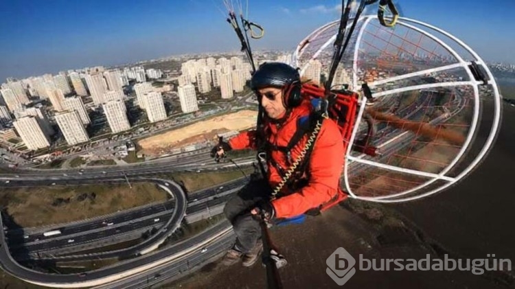 İstanbul'da paramotor uçuşunda havada telefon tamiri yaptı

