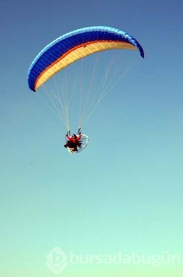 İstanbul'da paramotor uçuşunda havada telefon tamiri yaptı
