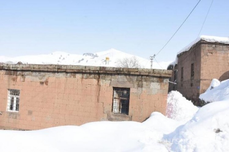 Bitlis'te 40 ev çığ sebebiyle tahliye edildi