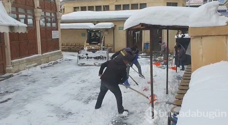 Karadeniz'de kar esareti: Araçlar kayboldu, evlerin girişleri kapandı