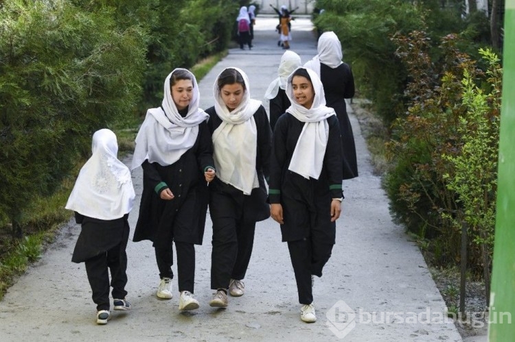 Taliban kızlara okulları birkaç saatliğine açıp tekrar kapattı
