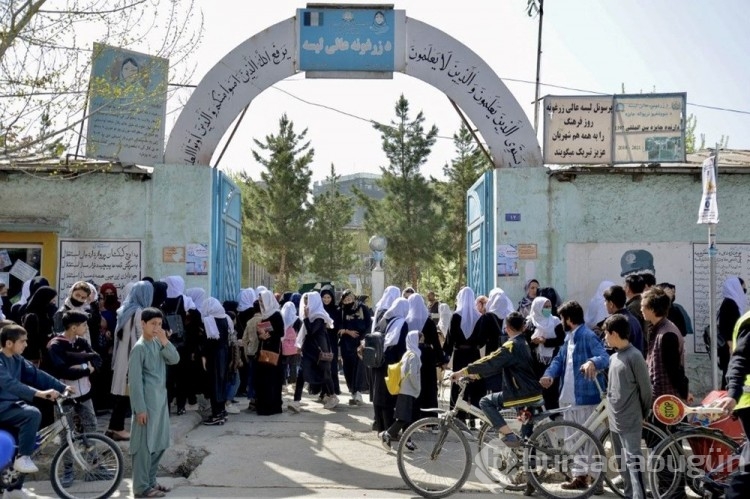 Taliban kızlara okulları birkaç saatliğine açıp tekrar kapattı
