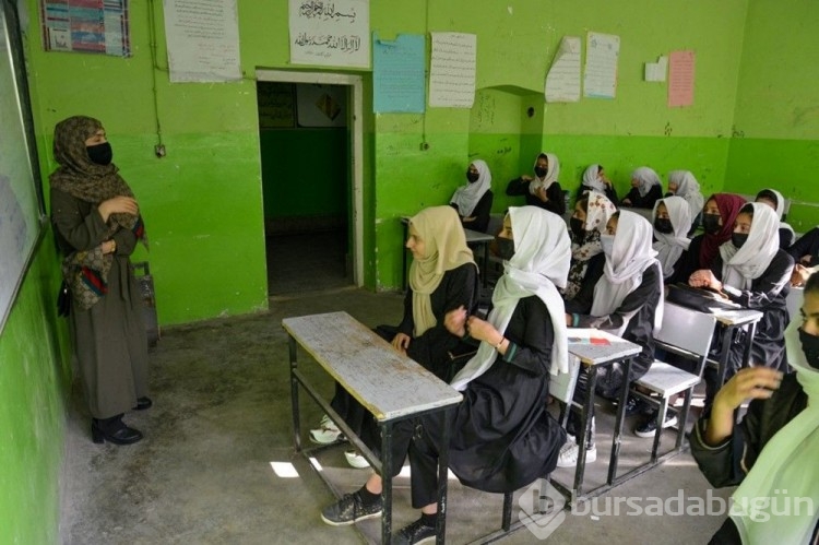 Taliban kızlara okulları birkaç saatliğine açıp tekrar kapattı
