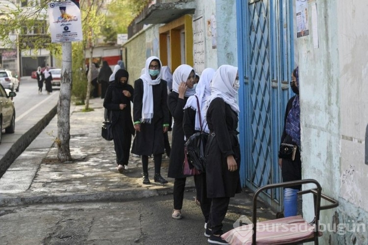 Taliban kızlara okulları birkaç saatliğine açıp tekrar kapattı
