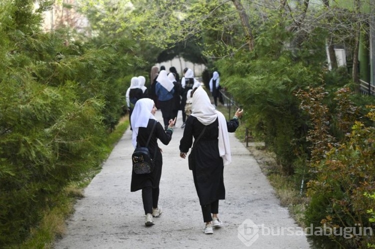 Taliban kızlara okulları birkaç saatliğine açıp tekrar kapattı
