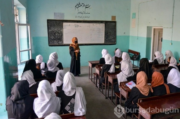 Taliban kızlara okulları birkaç saatliğine açıp tekrar kapattı

