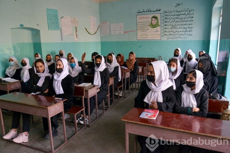 Taliban kızlara okulları birkaç saatliğine açıp tekrar kapattı
