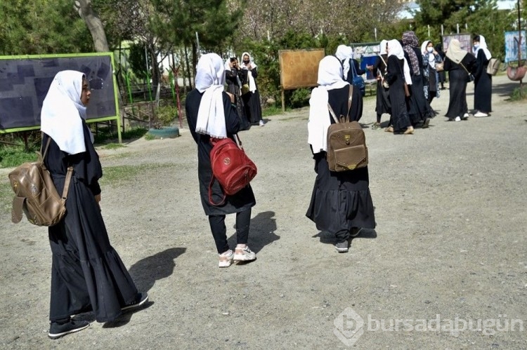 Taliban kızlara okulları birkaç saatliğine açıp tekrar kapattı
