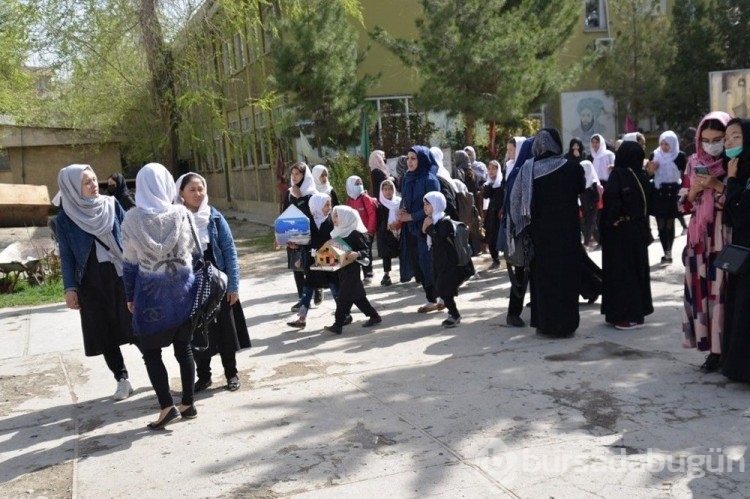Taliban kızlara okulları birkaç saatliğine açıp tekrar kapattı
