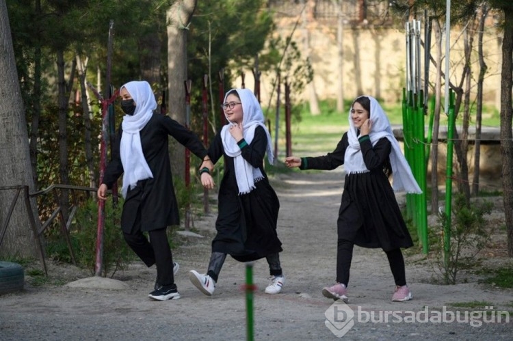 Taliban kızlara okulları birkaç saatliğine açıp tekrar kapattı
