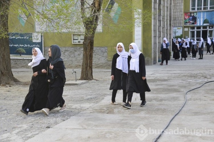 Taliban kızlara okulları birkaç saatliğine açıp tekrar kapattı
