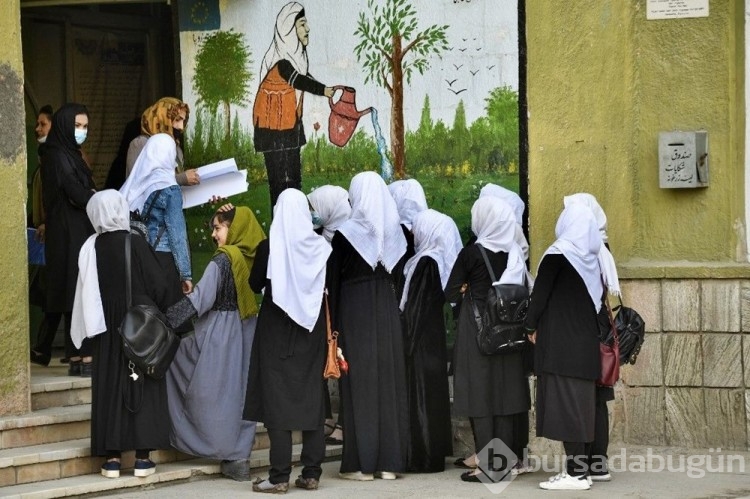 Taliban kızlara okulları birkaç saatliğine açıp tekrar kapattı
