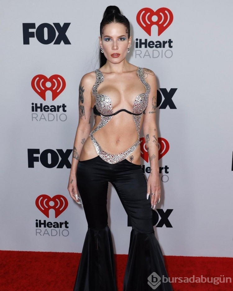 Halsey, dekolteli kıyafetiyle geceye damga vurdu