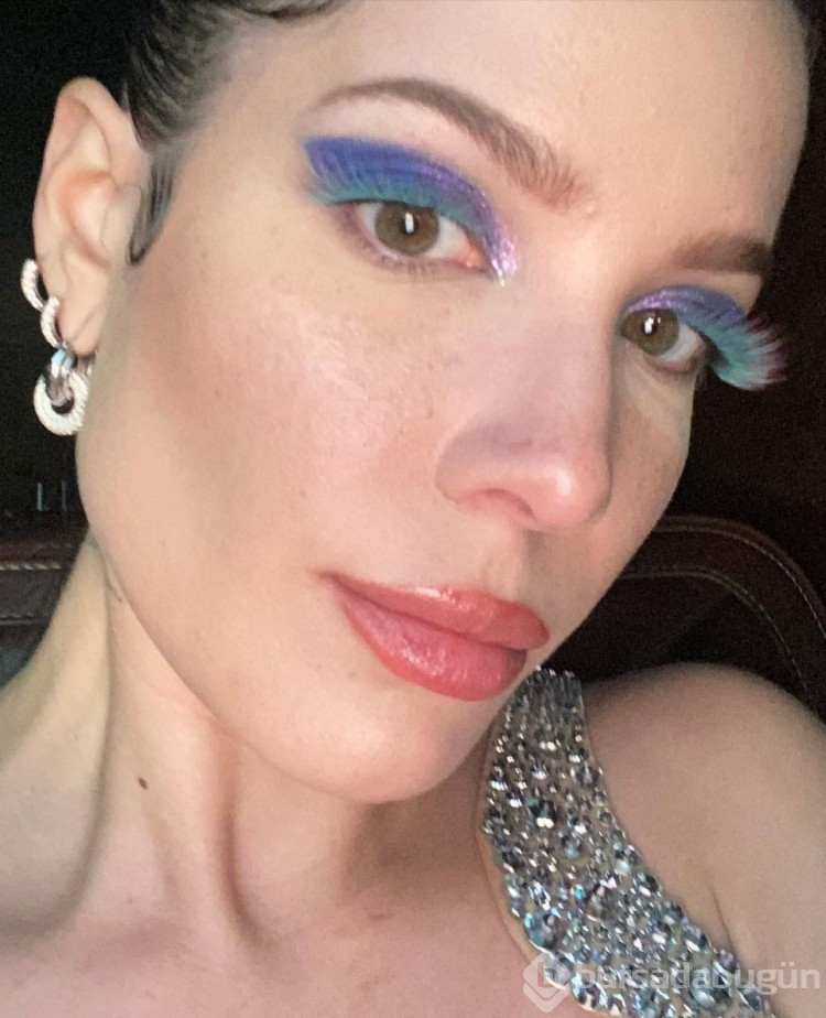 Halsey, dekolteli kıyafetiyle geceye damga vurdu