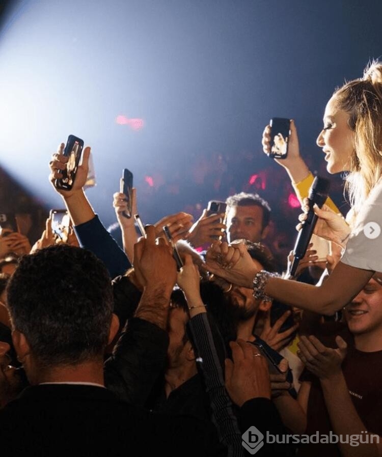 Hadise konserde aşka geldi!