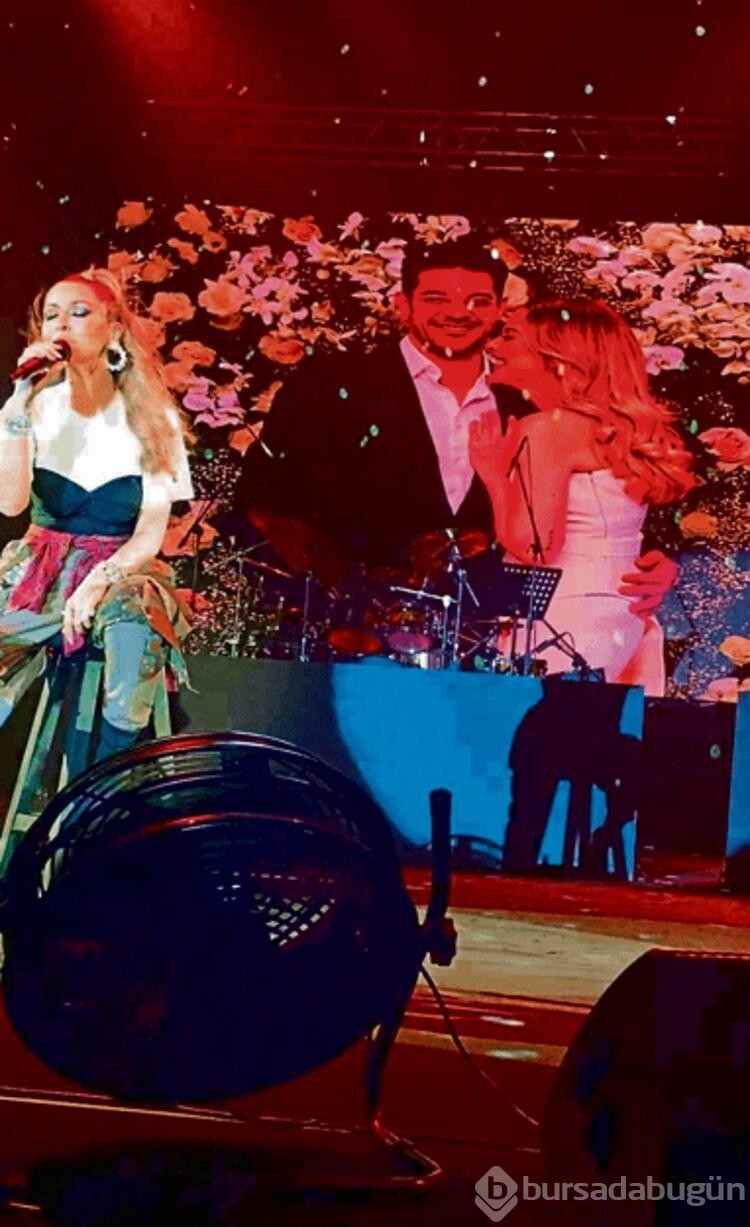 Hadise konserde aşka geldi!