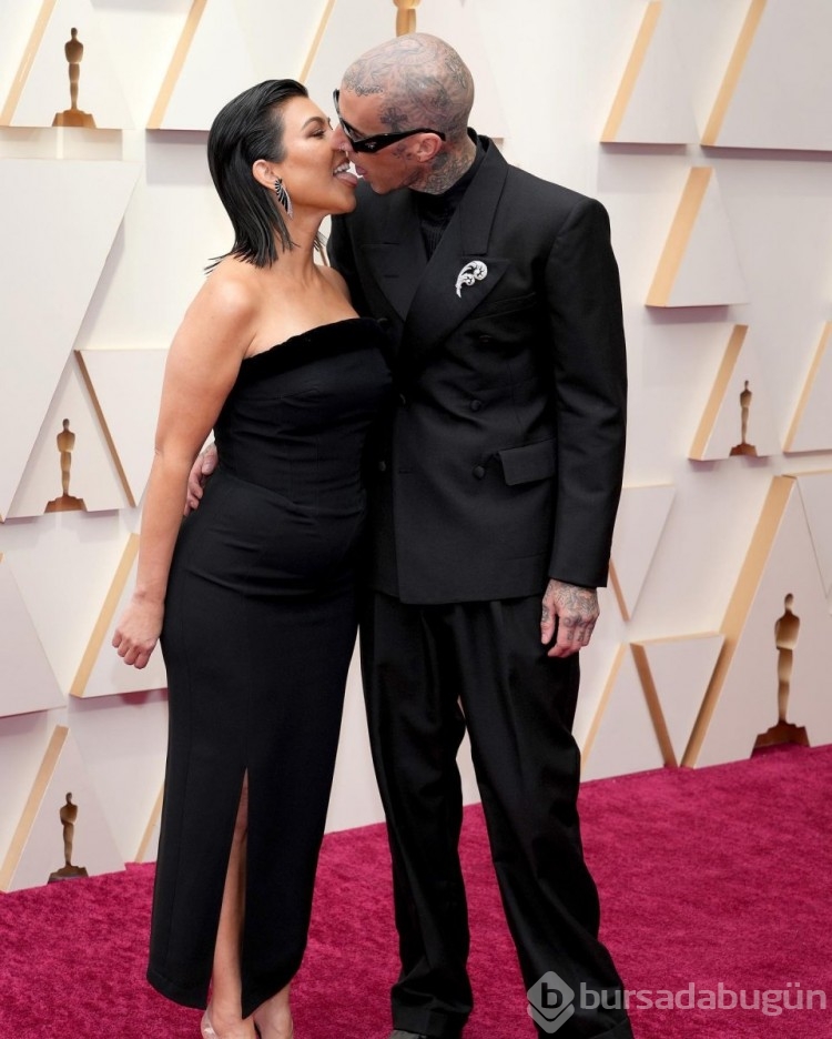 Kourtney Kardashian - Travis Barker öpüşmesi Oscar'a damga vurdu