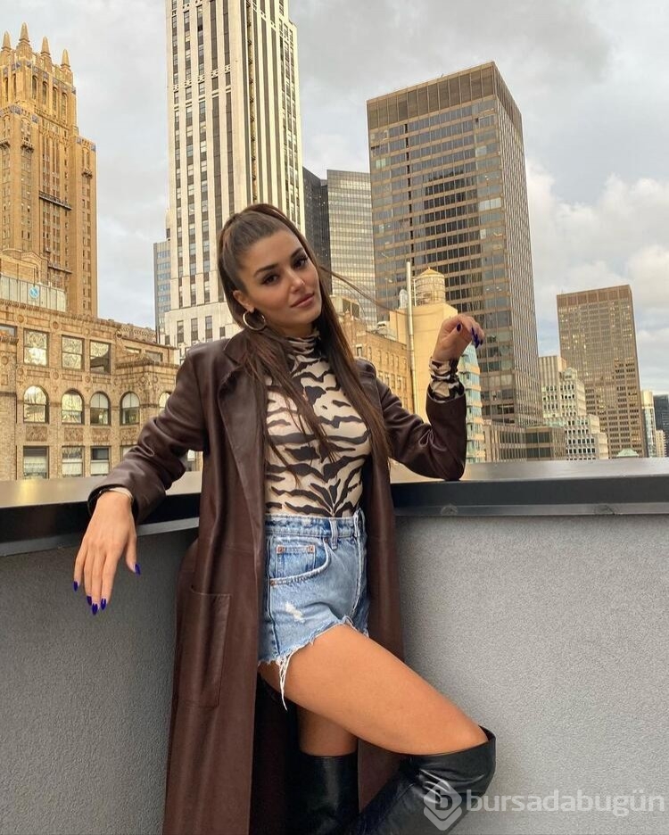 Hande Erçel'den mini etekli poz