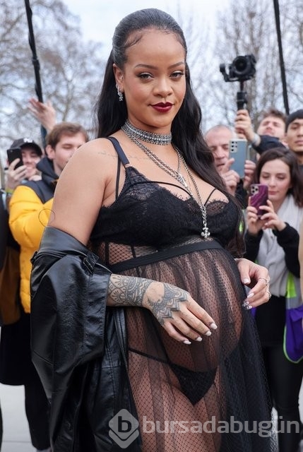 Bebeği için gün sayan Rihanna'nın transparan kıyafeti