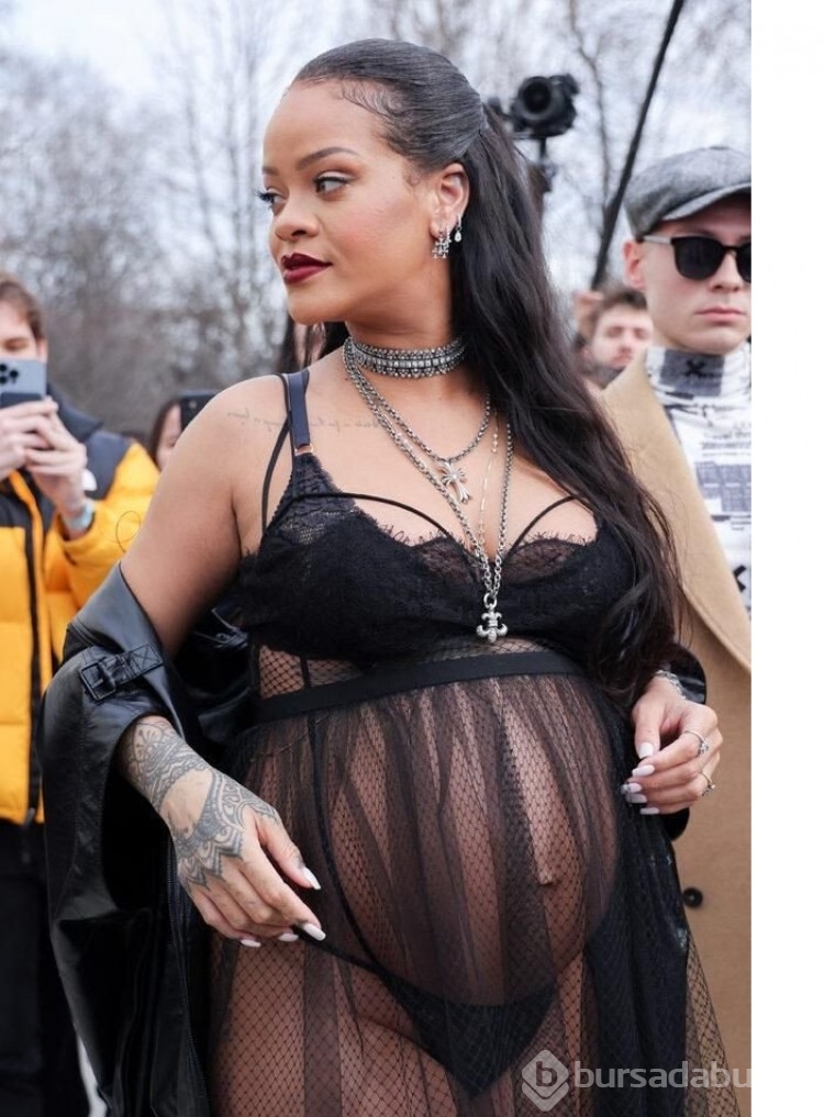 Bebeği için gün sayan Rihanna'nın transparan kıyafeti