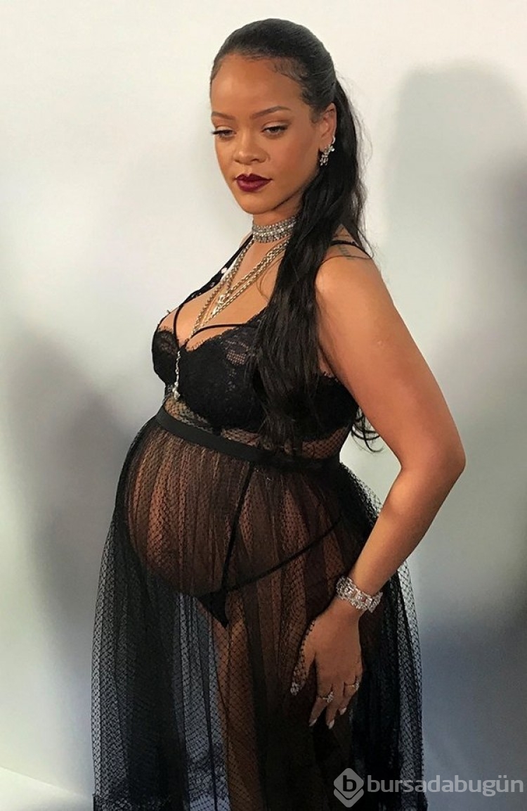 Bebeği için gün sayan Rihanna'nın transparan kıyafeti