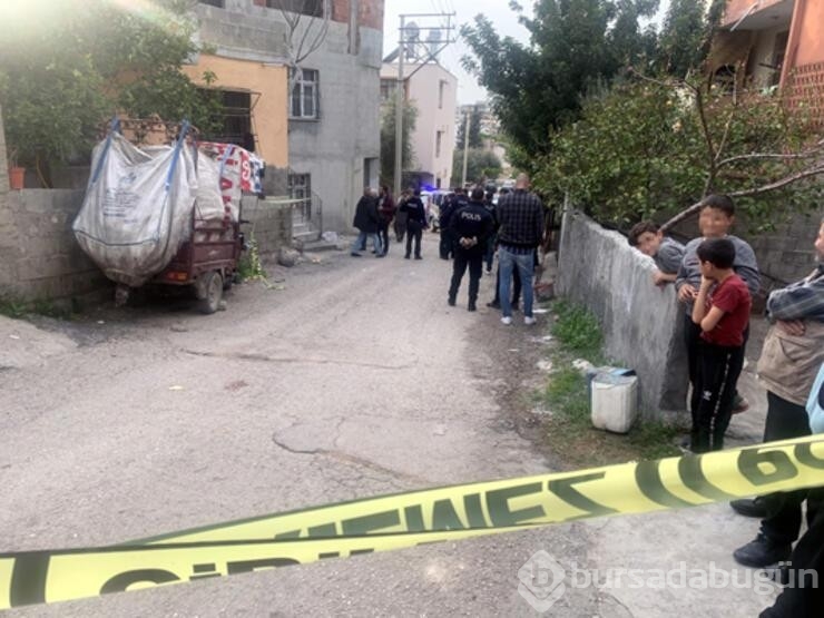Annesini tabancayla öldürüp kaçtı!