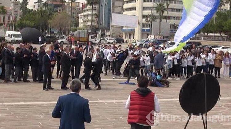 Hatay'da yamaç paraşütçü protokolün üzerine indi