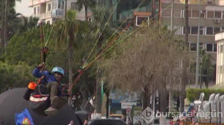 Hatay'da yamaç paraşütçü protokolün üzerine indi