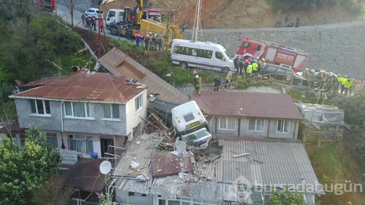 İstanbul'da evin üzerine TIR uçtu!