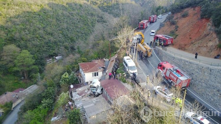 İstanbul'da evin üzerine TIR uçtu!