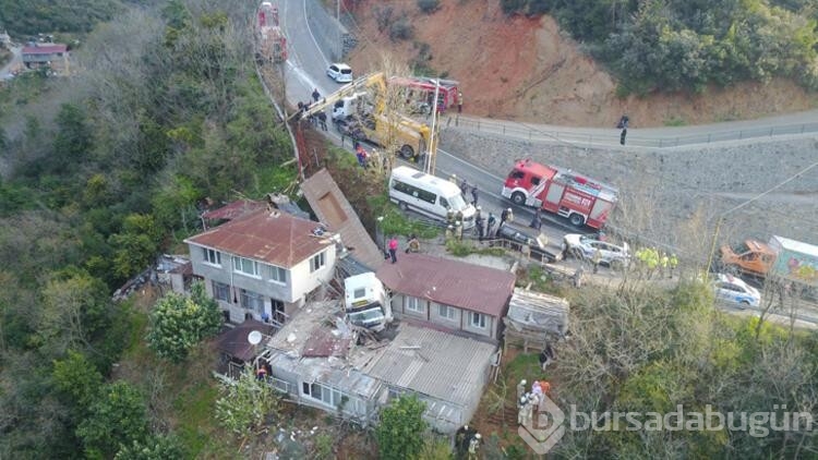 İstanbul'da evin üzerine TIR uçtu!