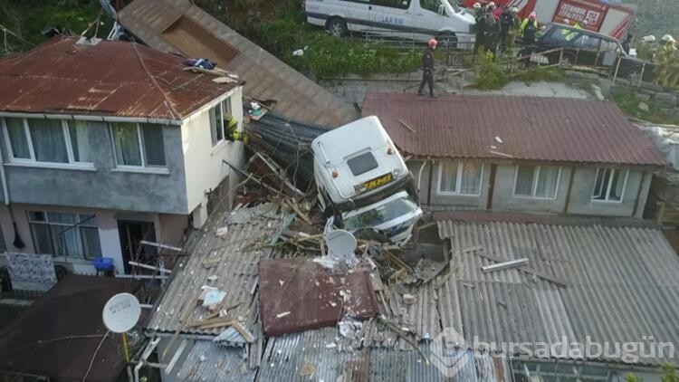 İstanbul'da evin üzerine TIR uçtu!