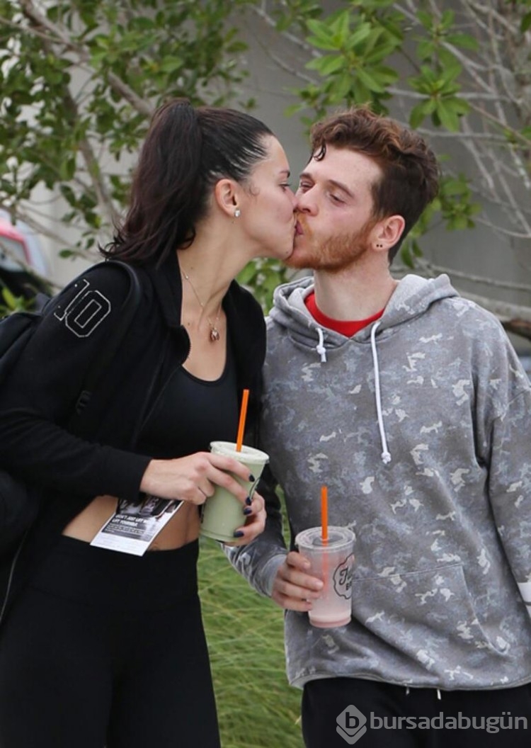 Adriana Lima bebeğinin cinsiyetini  partiyle duyurdu