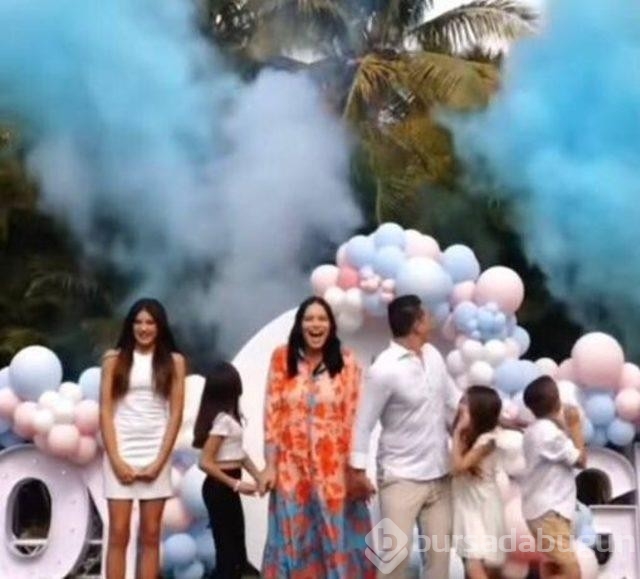 Adriana Lima bebeğinin cinsiyetini  partiyle duyurdu