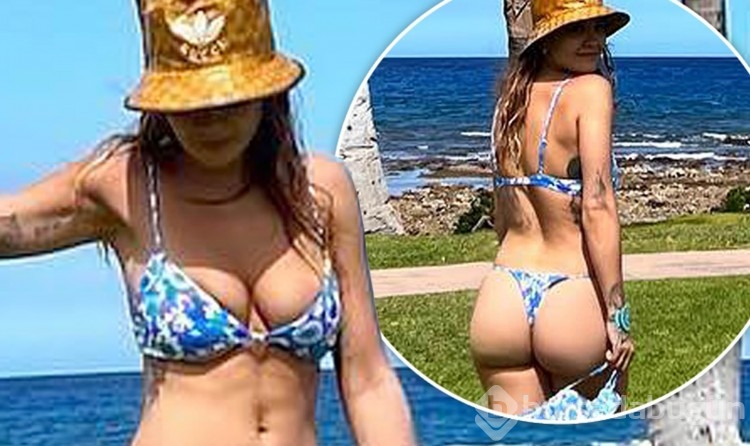 Rita Ora'nın bikinisi küçük geldi