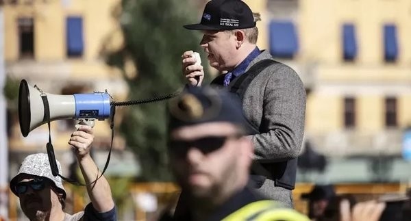 30 polis korumasında Kur'an-ı Kerim yaktı!