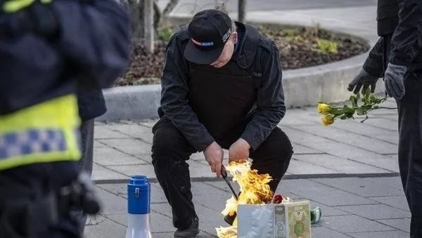 30 polis korumasında Kur'an-ı Kerim yaktı!