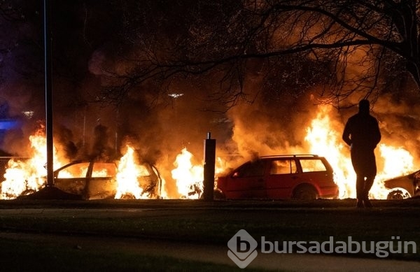 30 polis korumasında Kur'an-ı Kerim yaktı!