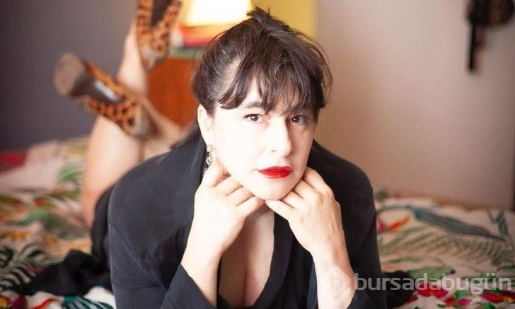 Esra Dermancıoğlu'dan çimlerde dekolteli poz! 