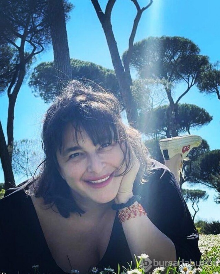 Esra Dermancıoğlu'dan çimlerde dekolteli poz! 