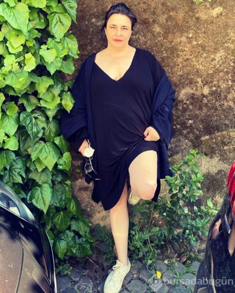 Esra Dermancıoğlu'dan çimlerde dekolteli poz! 