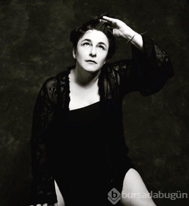 Esra Dermancıoğlu'dan çimlerde dekolteli poz! 