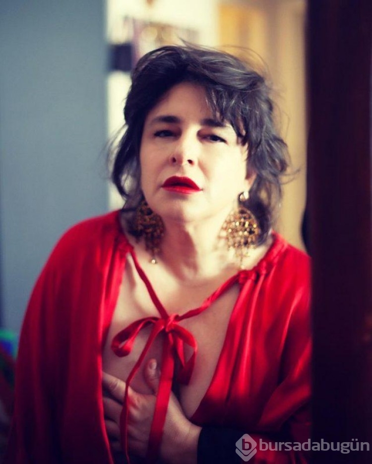 Esra Dermancıoğlu'dan çimlerde dekolteli poz! 