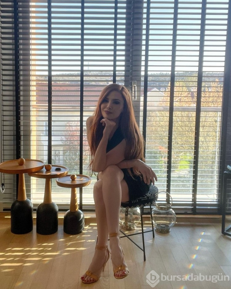 Mine Tugay'ın mini etek pozuna beğeni yağdı