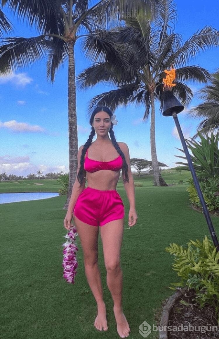 Kim Kardashian göbek deliğini yok etti!