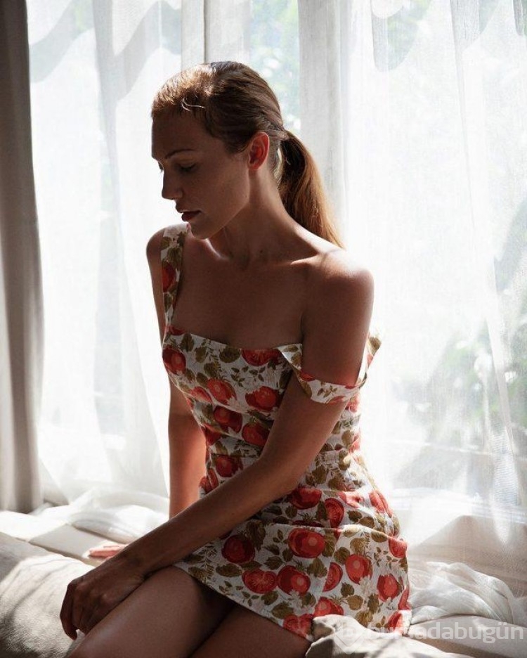Meryem Üzerli mini etekli pozuna beğeni yağdı