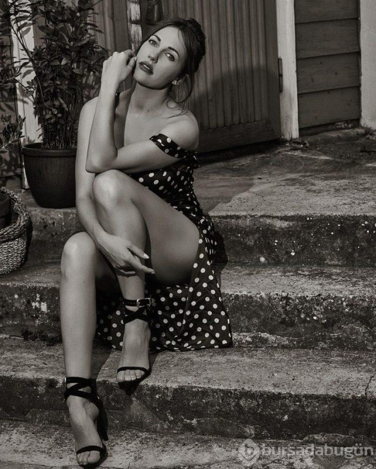 Meryem Üzerli mini etekli pozuna beğeni yağdı